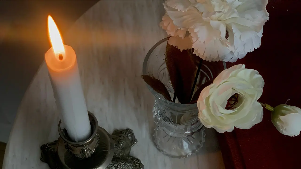 Een warm detail, witte bloemen of een kaars bij de kaart